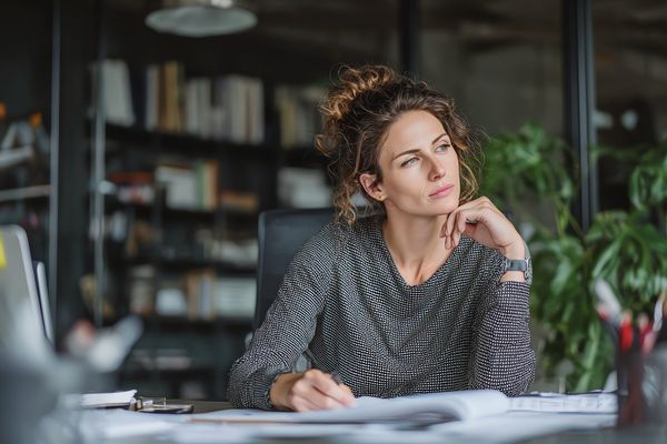 Autoridad femenina en entornos corporativos masculinos
