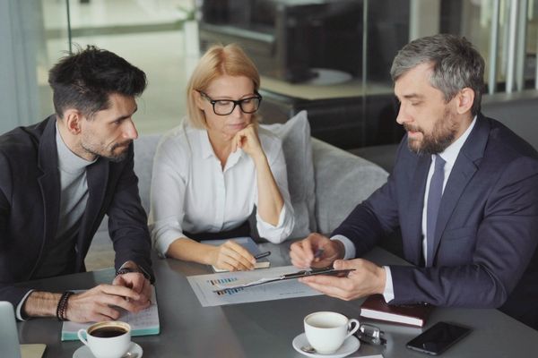 Presencia ejecutiva masculina
